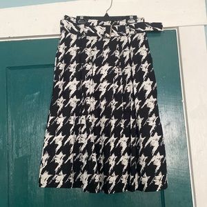 Skirt with pockets and removable belt